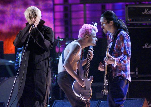 Red Hot Chili Peppers singer Anthony Kiedis (left), bassist Flea, and guitarist John Frusciante on the 1999 Billboard Music Awards at the MGM Grand Garden Arena in Las Vegas,  12/8/1999. Photo: Scott Gries/Getty Images